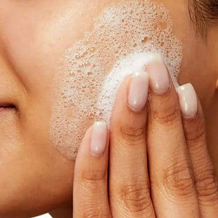 فوم شستشوی صورت سراوی مدل سرامید مناسب پوست نرمال و چرب